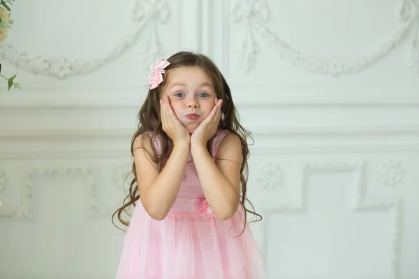 Красива маленька розумна дівчинка в сукні — стокове фото