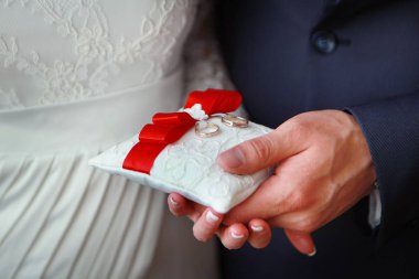 Altın nişan yüzükleri.