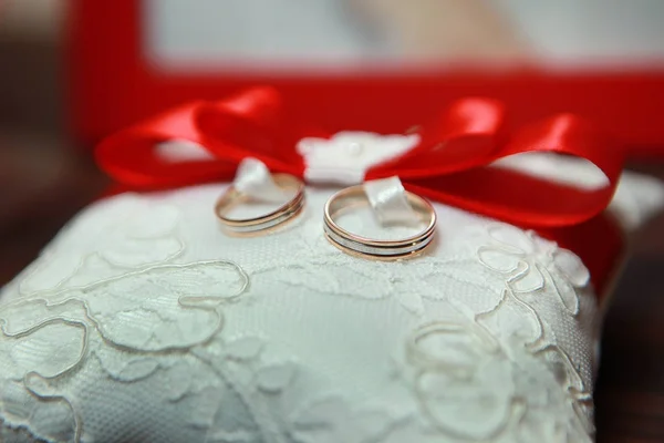 Anillos de compromiso de boda oro — Foto de Stock