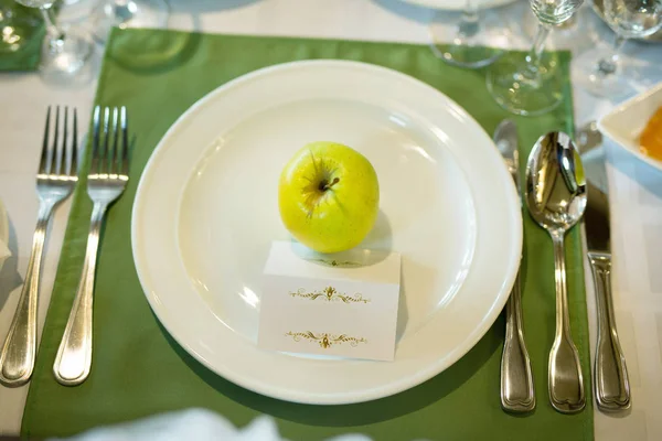 Manzana verde acostada en un plato — Foto de Stock