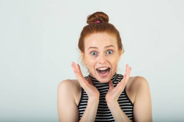 Kızıl saçlı güzel genç kız. 