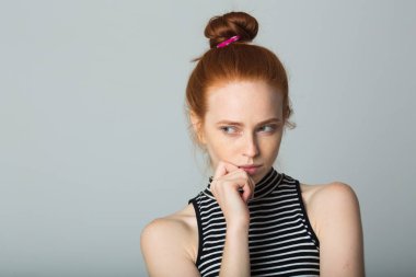 Kızıl saçlı güzel genç kız.