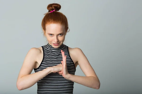 Bella ragazza con i capelli rossi — Foto Stock