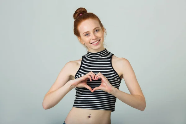 Schöne junge lächelnde Mädchen mit roten Haaren — Stockfoto