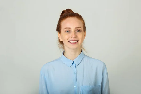 Mooie jonge lachende meisje met rood haar — Stockfoto