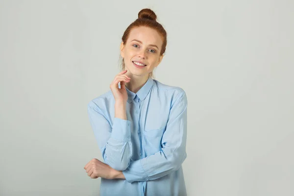 Mooie jonge lachende meisje met rood haar — Stockfoto