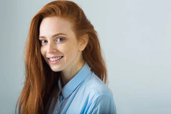 Mooie jonge lachende meisje met rood haar — Stockfoto