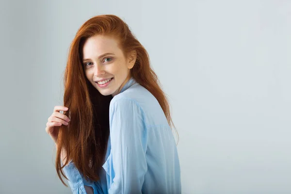 Bella giovane ragazza sorridente con i capelli rossi — Foto Stock