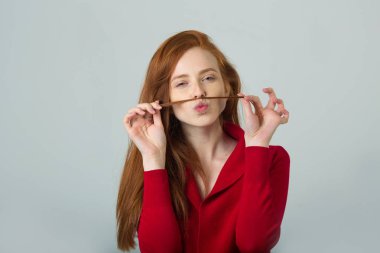 Kızıl saçlı güzel genç kız.