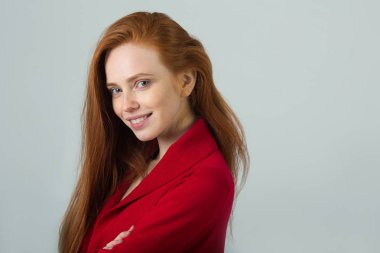 Kızıl saçlı güzel genç gülümseyen kız