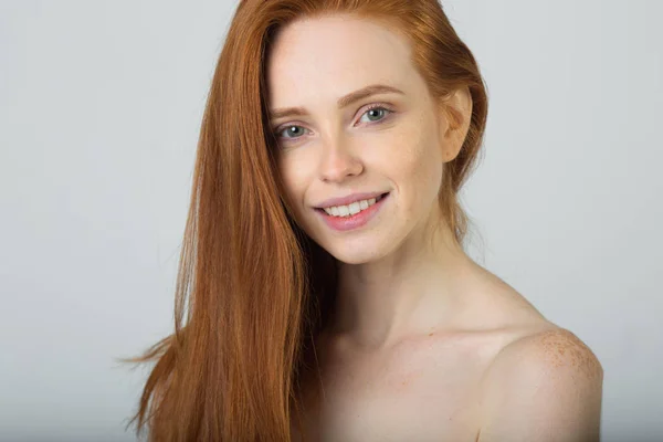 Kızıl saçlı güzel genç kız.