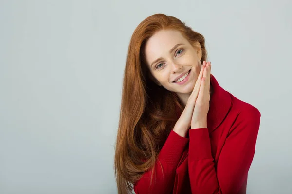 Mooie jonge lachende meisje met rood haar — Stockfoto