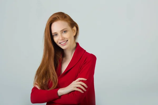 Mooie jonge lachende meisje met rood haar — Stockfoto