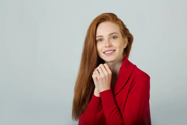 Mooie jonge lachende meisje met rood haar — Stockfoto