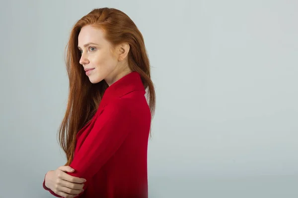 Kızıl saçlı güzel genç gülümseyen kız