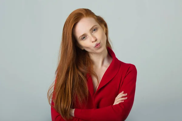 Bella ragazza con i capelli rossi — Foto Stock