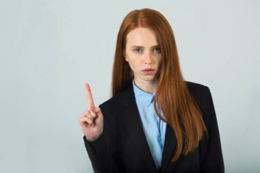 siyah ceketli Kızıl saçlı güzel genç kız