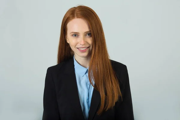 Mooie lachende jong meisje met rood haar — Stockfoto