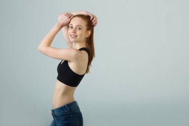 Kızıl saçlı bir gülümsemeyle güzel ince kız