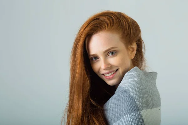 Bela menina com cabelo vermelho — Fotografia de Stock
