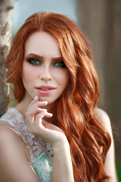 Portret van een mooi jong meisje met rood haar — Stockfoto