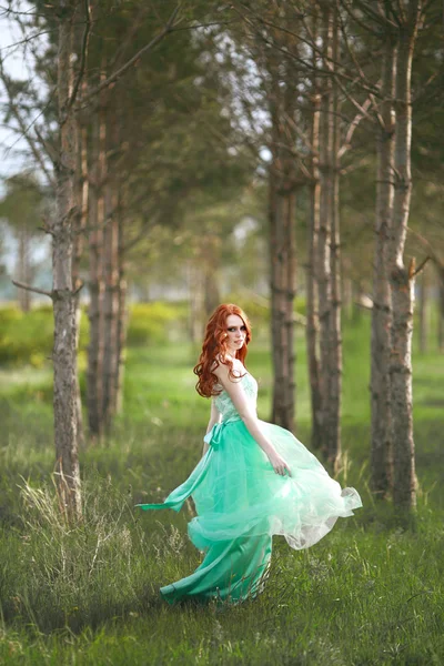 Bela menina com cabelo vermelho — Fotografia de Stock