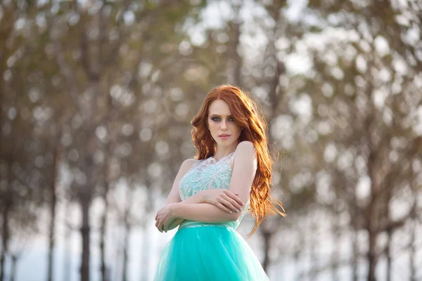 Hermosa joven con el pelo rojo — Foto de Stock