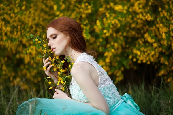 Bella ragazza con i capelli rossi — Foto Stock