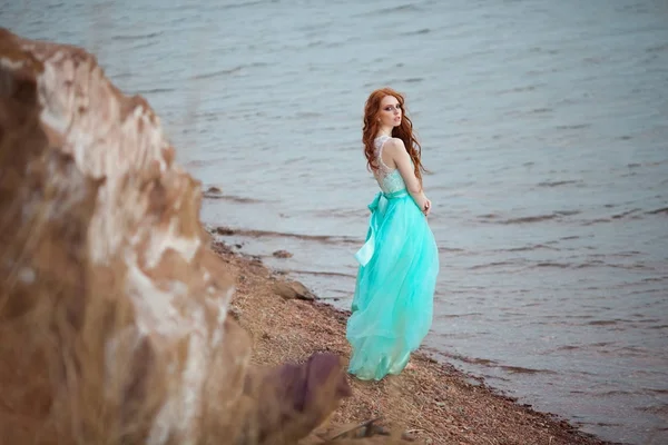 Kızıl saçlı güzel genç kız.