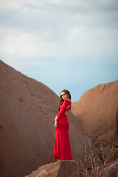 Portret van een mooi jong meisje met rood haar — Stockfoto