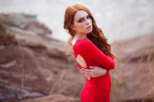 Vörös hajú szép, fiatal lány portréja — Stock Fotó