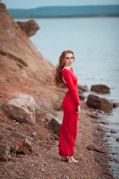 Retrato de una hermosa joven con el pelo rojo — Foto de Stock