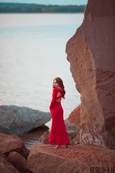 Retrato de uma bela jovem com cabelo vermelho — Fotografia de Stock