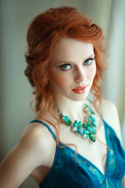 Krásná štíhlá dívka s rudými vlasy — Stock fotografie