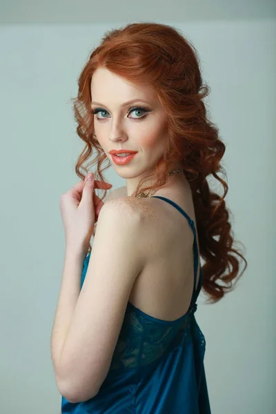 Kızıl saçlı güzel ince kız