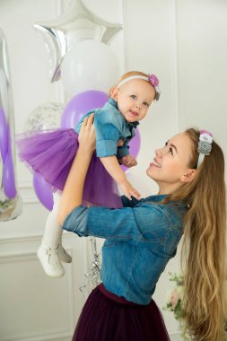 Güzel genç anne kızıyla birlikte