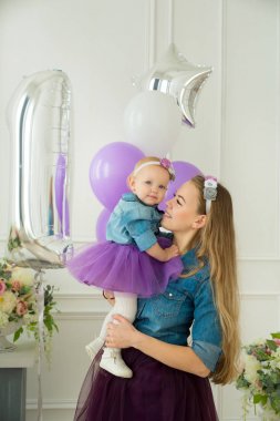 Güzel genç anne kızıyla birlikte