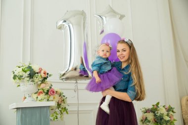 Güzel genç anne kızıyla birlikte