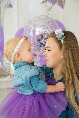 Güzel genç anne kızıyla birlikte