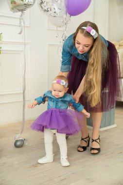 Güzel genç anne kızıyla birlikte