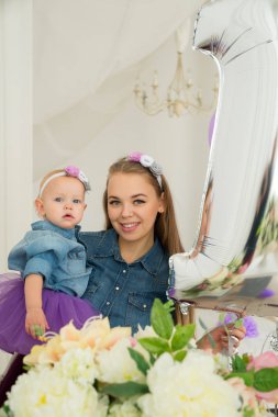 Güzel genç anne kızıyla birlikte