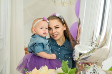 Güzel genç anne kızıyla birlikte