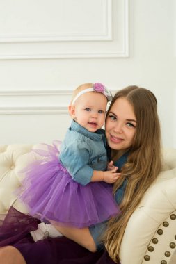 Güzel genç anne kızıyla birlikte