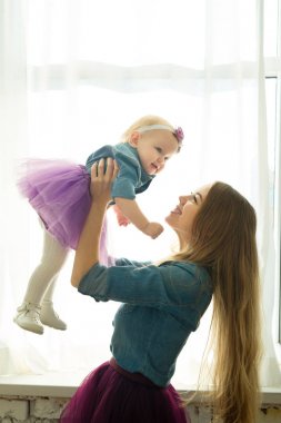 Güzel genç anne kızıyla birlikte