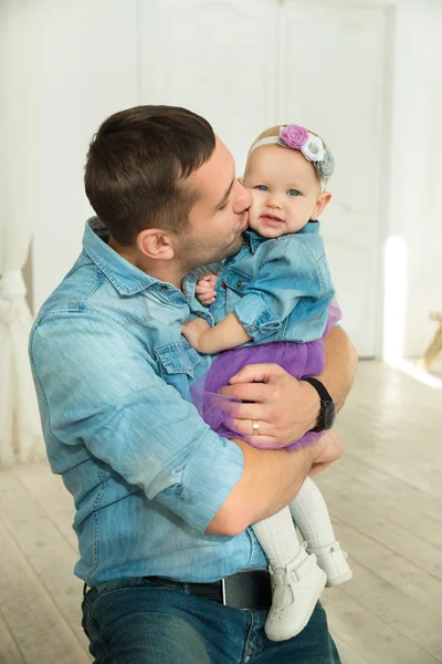 Krásná a stylová otec s dcerou — Stock fotografie