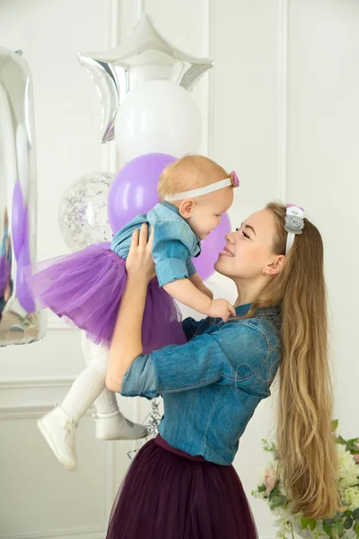 Güzel genç anne kızıyla birlikte