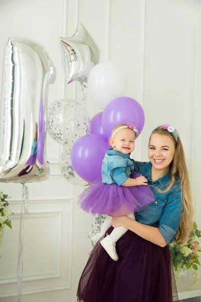 Güzel genç anne kızıyla birlikte