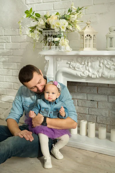 Šťastný tatínek s malou dcerou v Džínové šaty — Stock fotografie