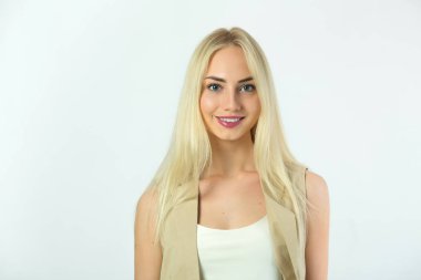 güzel genç modern kız beyaz bir arka plan üzerinde onun yüzünde bir gülümseme ile