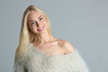 güzel genç şık kız hafif bir arka plan bir gülümseme ile